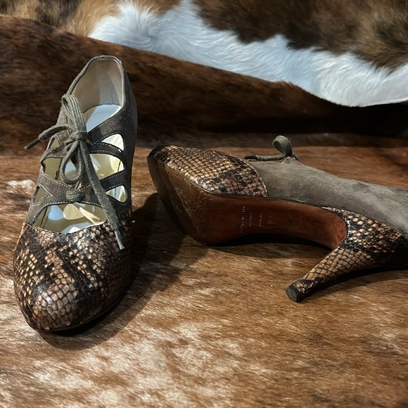 Bettye Mueller Suede Snakeskin Capped Lace-Up Heels Sz. 35 1/2 (6) - Picture 5 of 7